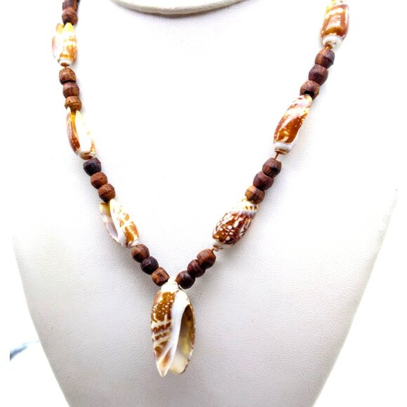 Retro Seashell Choker with Shell Pendant and Stations, Vintage Beach Jewelry - Picture 5 of 5